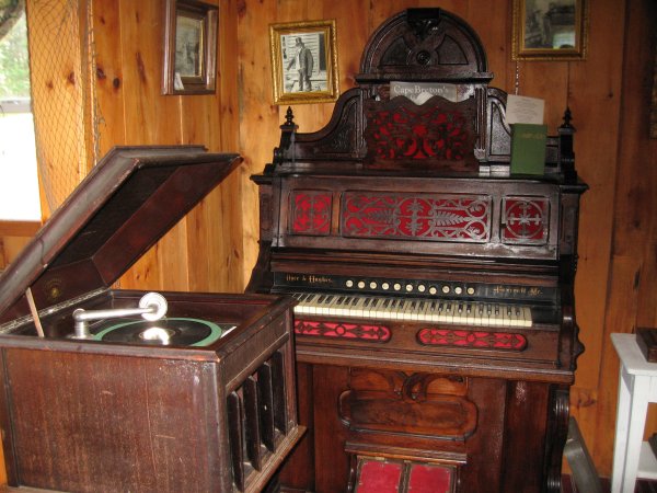 PIANO & VICTROLA